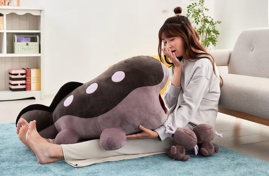 Fans are loving this yawning Clodsire plushie