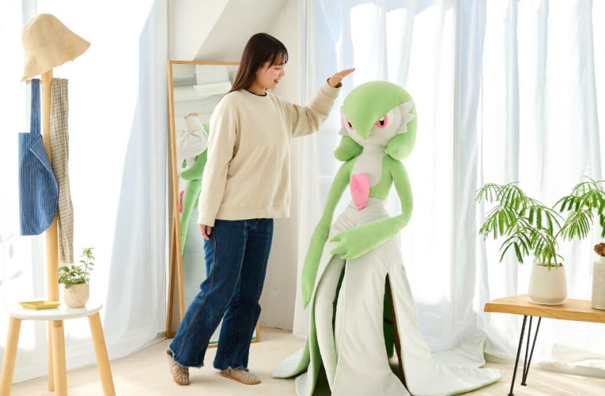 A “life-size” Gardevoir plushie has been announced for Japan
